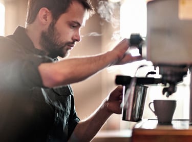 Barista som lager kaffe