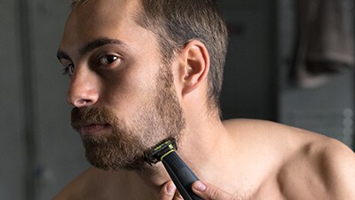 Philips OneBlade, så här gör du: Placera rakbladet plant mot huden