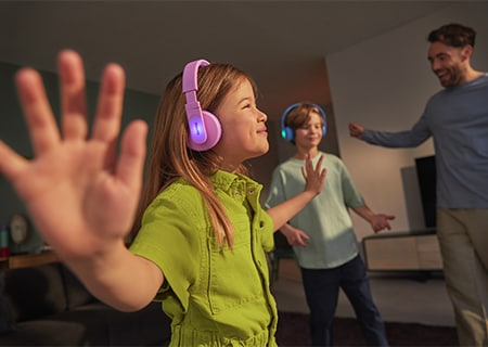 Barn som liker musikk med Philips-hodetelefoner som sitter på øret