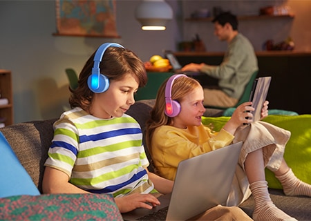 Barn som bruker Philips-hodetelefoner med fargerik lyspanelfunksjon