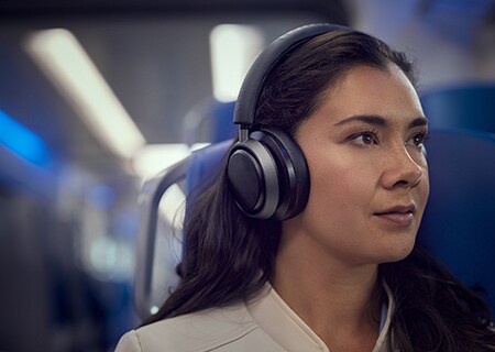 Kvinne nyter Noise Cancelling Pro+ med Philips L4-hodetelefoner