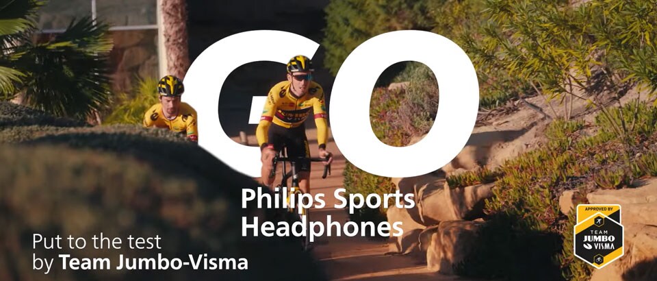To Team Jumbo-Visma-idrettsutøvere som sykler utendørs