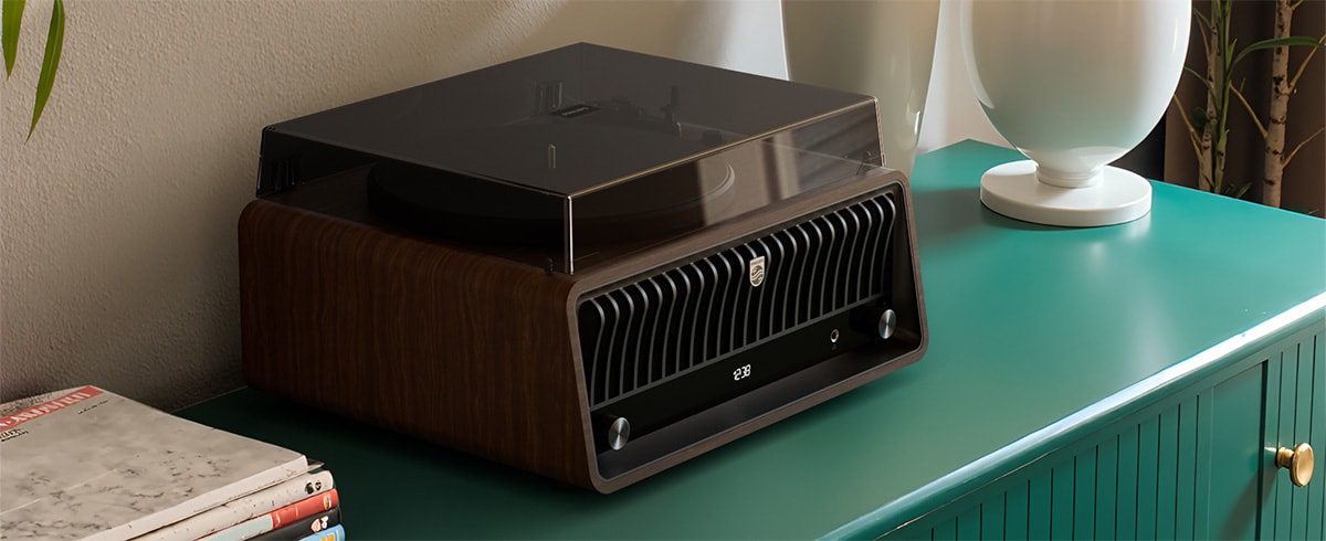 Philips TAV9000D platespiller på et grønt skap ved siden av en lampe