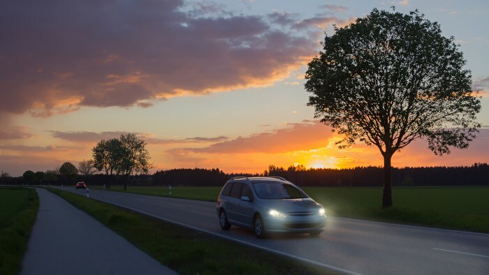 Vei med solnedgang