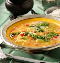 Krydret suppe med røde linser og spinat