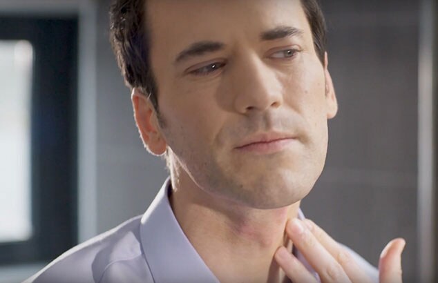 En glattbarbert mann legger fingrene mot noen røde merker på halsen.