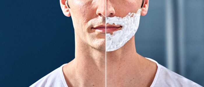 Venstre side av et glattbarbert mannsansikt og høyre side av samme mann med barberskum på underansiktet.
