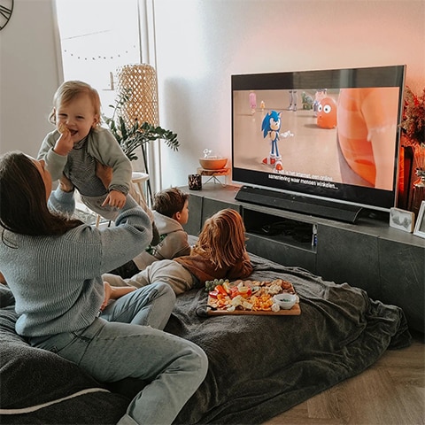 Familie ser på Ambilight TV